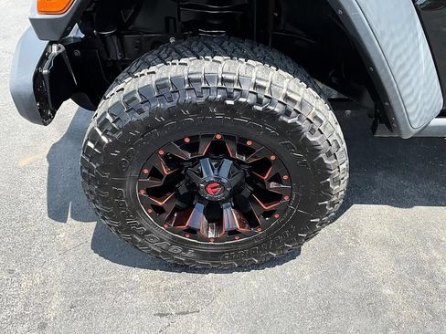 Used 2019 Jeep Wrangler Unlimited Rubicon w/ Cold Weather Group AWD/4WD image 10