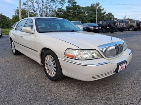 Used 2005 Lincoln Town Car Signature Limited RWD image 3