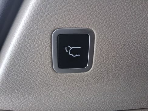 Used 2019 Chrysler Pacifica Touring-L image 14