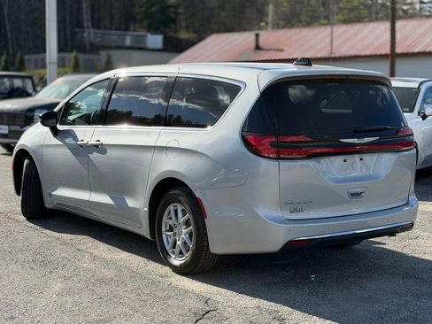Used 2024 Chrysler Pacifica Touring-L FWD image 3
