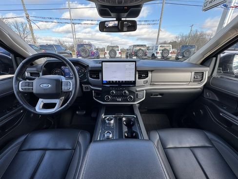 Used 2023 Ford Expedition XLT image 18