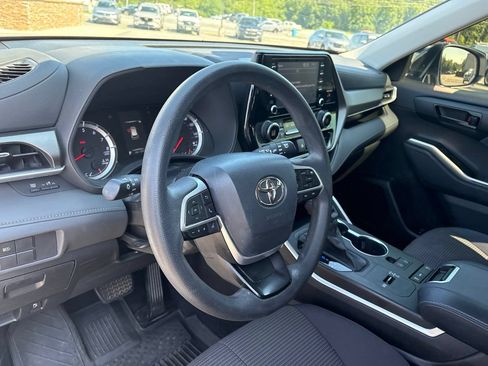 Used 2022 Toyota Highlander L FWD image 4