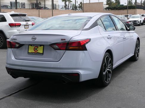 Used 2024 Nissan Altima 2.5 SR FWD image 3
