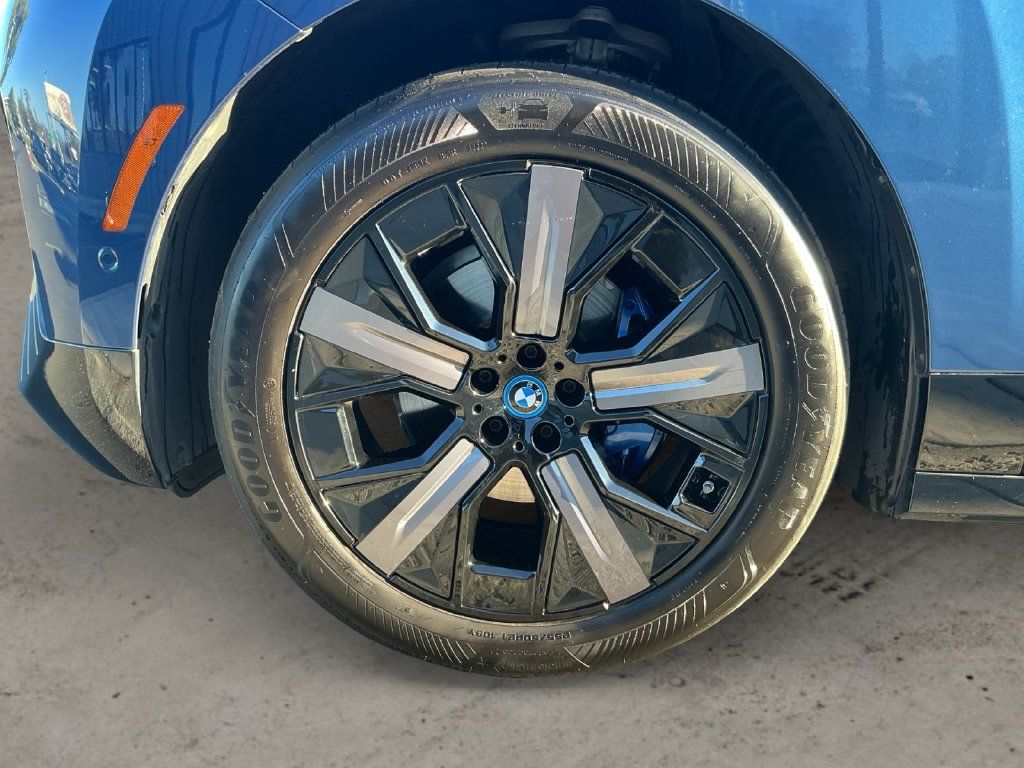 Used 2024 BMW iX xDrive50 w/ Premium Package AWD/4WD image 9