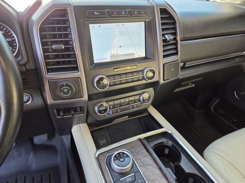 Used 2021 Ford Expedition Platinum image 3