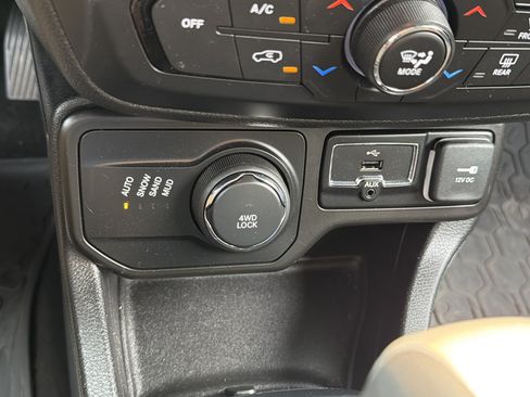 Used 2018 Jeep Renegade Latitude AWD/4WD image 22