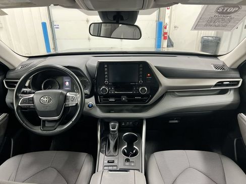 Used 2022 Toyota Highlander LE AWD/4WD image 10