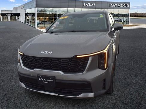 Certified 2025 Kia Sorento EX image 7