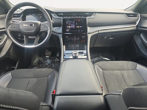 Certified 2025 Jeep Grand Cherokee L Laredo image 5