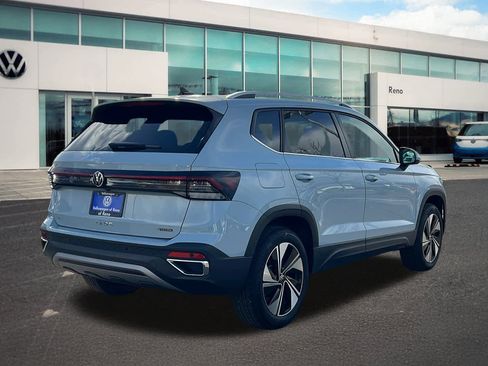 Used 2025 Volkswagen Taos SE w/ Panoramic Sunroof Package image 5