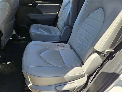 Used 2024 Toyota Highlander XLE image 18