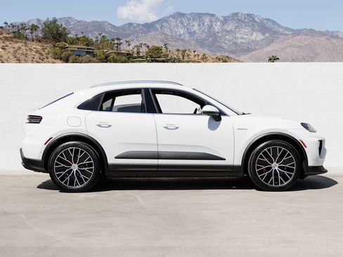 Certified 2025 Porsche Macan 4S Electric AWD/4WD image 8