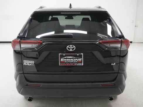 Used 2021 Toyota RAV4 LE FWD image 5