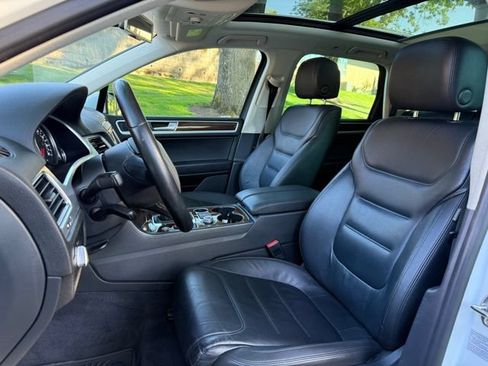 Used 2015 Volkswagen Touareg Sport AWD/4WD image 10