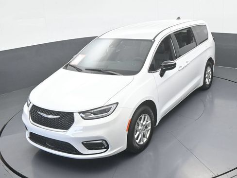 Used 2025 Chrysler Pacifica Select FWD image 41
