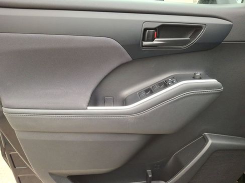 Certified 2022 Toyota Highlander L image 10