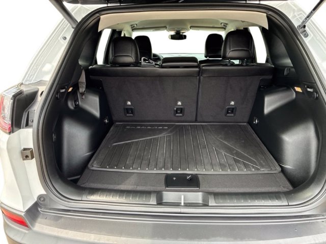 Used 2023 Jeep Cherokee Altitude Lux w/ Mopar Interior Package AWD/4WD image 12
