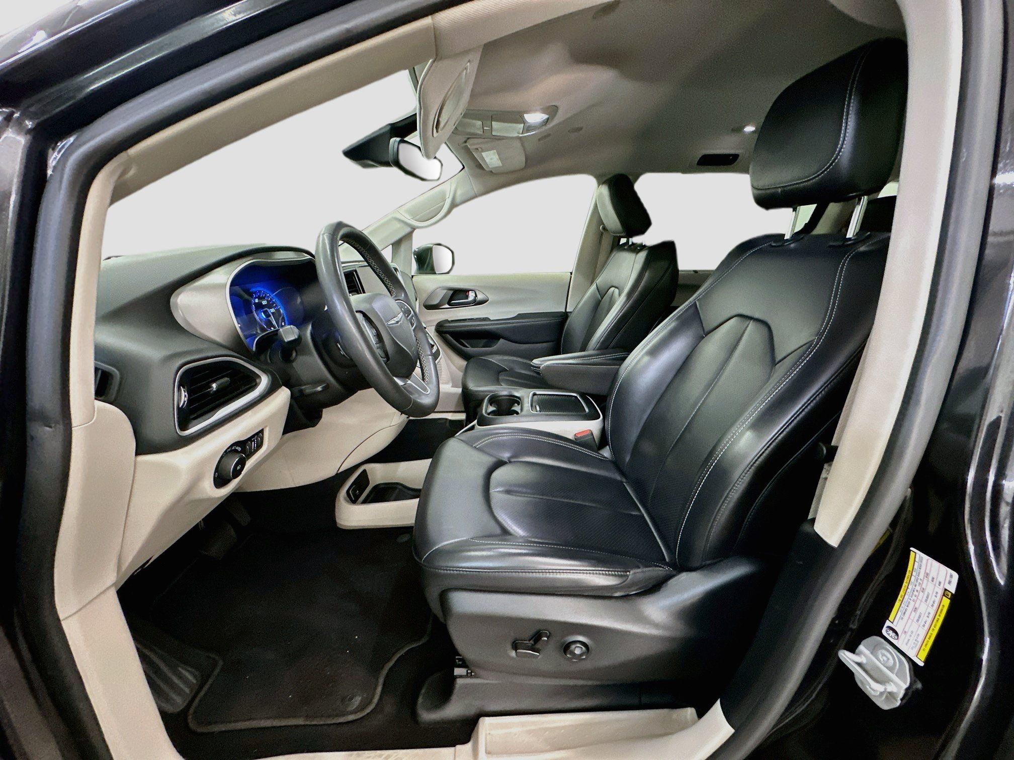 Used 2023 Chrysler Pacifica Touring-L FWD image 13