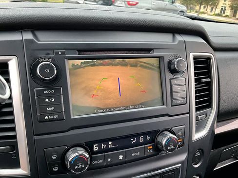 Used 2019 Nissan Titan SV w/ SV Convenience Package image 26