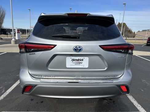 Certified 2022 Toyota Highlander Platinum image 9