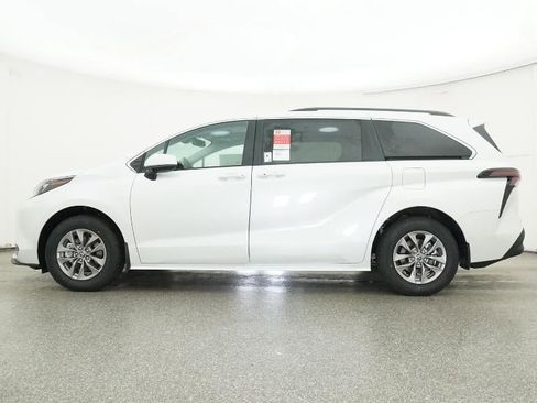 New 2026 Toyota Sienna XLE image 19