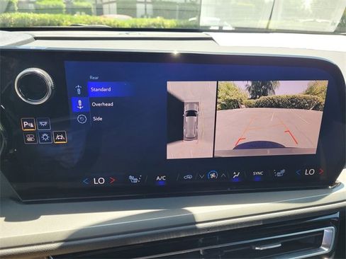 Used 2024 Chevrolet Traverse LT image 20