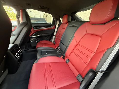 Used 2025 Porsche Cayenne Turbo GT AWD/4WD image 34