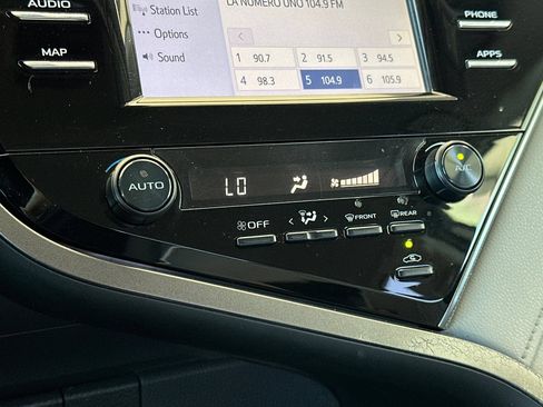 Used 2019 Toyota Camry SE w/ Carpet Mat Package FWD image 18