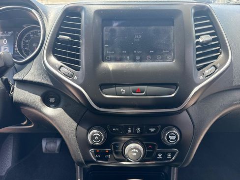 Used 2019 Jeep Cherokee Latitude Plus FWD image 19