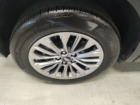 Used 2024 Cadillac XT4 Premium Luxury image 3