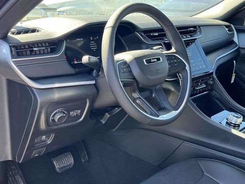 New 2025 Jeep Grand Cherokee L Altitude image 9