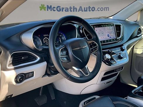 Used 2024 Chrysler Pacifica Touring-L FWD image 19