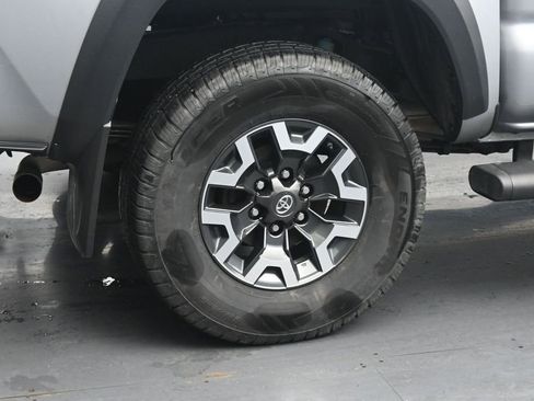 Used 2017 Toyota Tacoma TRD Off-Road w/ Premium & Technology Package AWD/4WD image 10