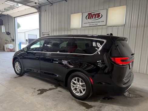 Used 2026 Chrysler Pacifica Select FWD image 12