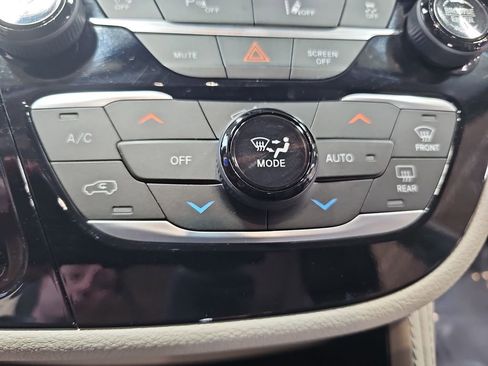 Used 2023 Chrysler Pacifica Limited w/ Uconnect Theater Family Group image 24