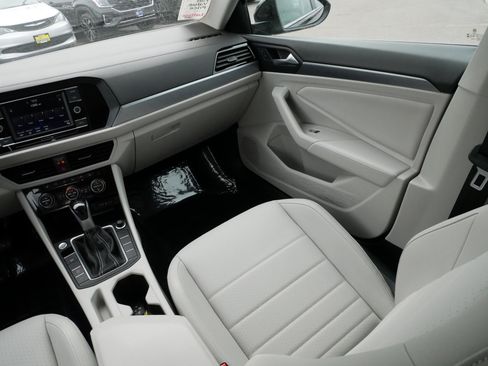 Certified 2024 Volkswagen Jetta SE w/ Panoramic Sunroof Package image 11