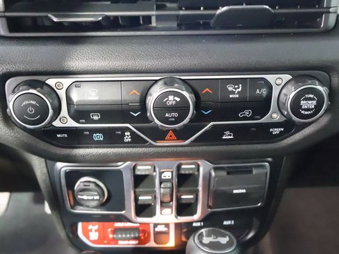 Used 2024 Jeep Wrangler Unlimited AWD/4WD image 35