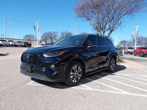 Used 2021 Toyota Highlander XLE image 2