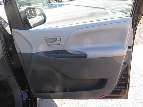 Used 2020 Toyota Sienna L image 27