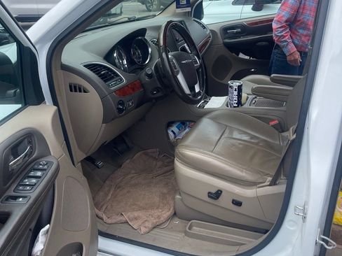 Used 2016 Chrysler Town & Country Limited Platinum FWD image 2
