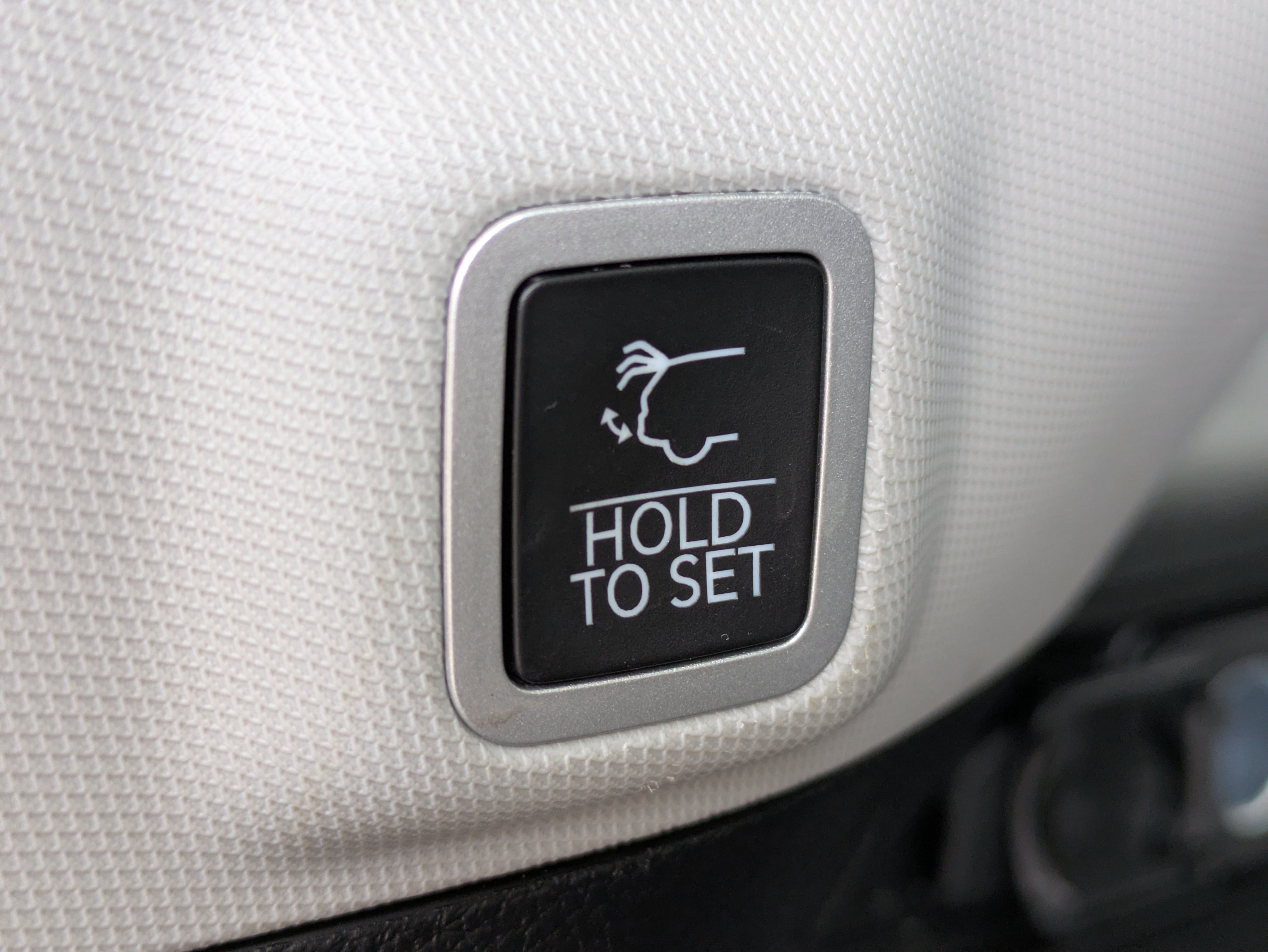 Used 2024 Jeep Grand Cherokee Limited w/ Luxury Tech Group II RWD image 12