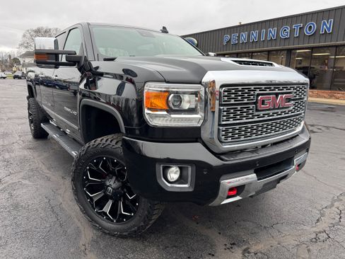 Used 2019 GMC Sierra 2500 Denali w/ Duramax Plus Package AWD/4WD image 1