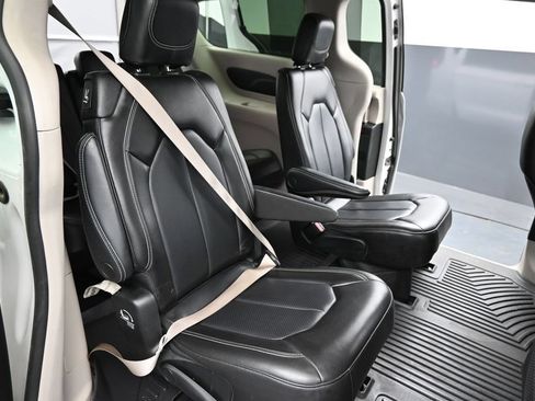 Used 2023 Chrysler Pacifica Touring-L FWD image 28