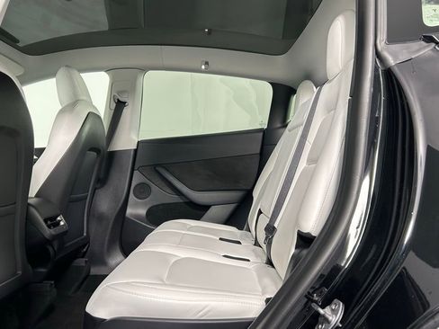 Used 2022 Tesla Model Y Long Range image 17