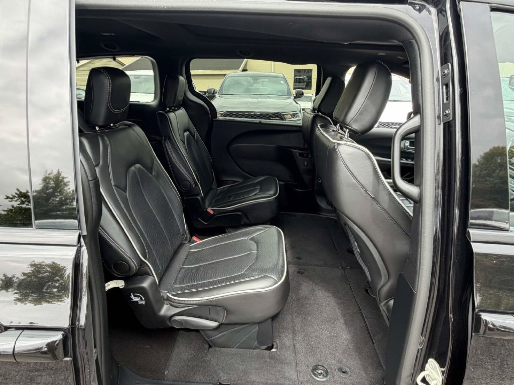 Used 2025 Chrysler Pacifica Limited FWD image 10