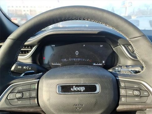 Used 2025 Jeep Grand Cherokee Limited image 19