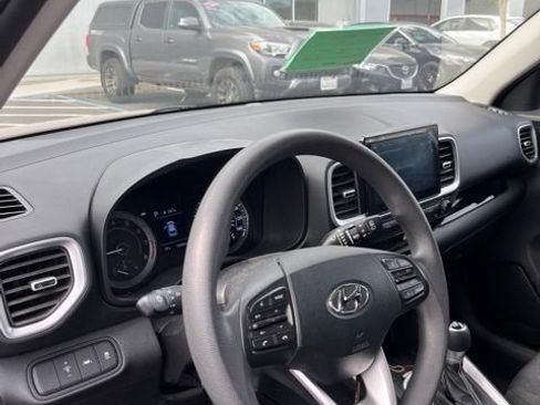 Used 2022 Hyundai Venue SE FWD image 6