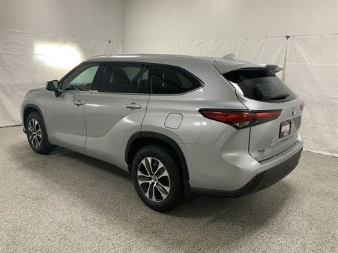 Used 2022 Toyota Highlander XLE image 7