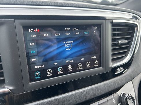 Used 2020 Chrysler Pacifica Touring-L image 22