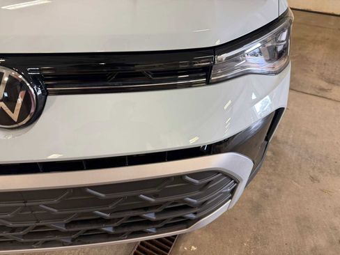 Certified 2025 Volkswagen Taos SE w/ Panoramic Sunroof Package image 5